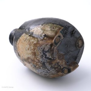 KSC161002 Baba Takashi Kuro-Bizen Tokkuri side laying down bottom view
