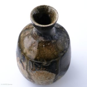 KSC161002 Baba Takashi Kuro-Bizen Tokkuri top mouth view