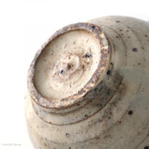 KISARAGI GAMA Kohiki Cups Kleine Kohiki Teeschale Tilted bottom detail