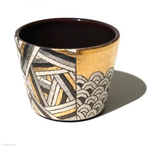 Ito Chiho Seto Keramik, Japan Kirameki Choko Becher mit Edelmetallapplikationen Choko Becher mit Gold, Wellen und Fischgrät Muster