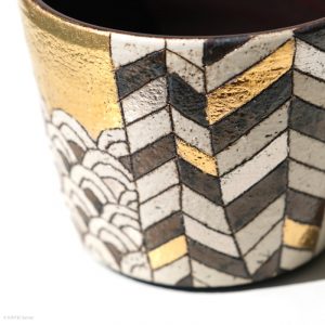 Ito Chiho Seto Keramik, Japan Kirameki Choko Becher mit Edelmetallapplikationen Choko Becher mit Gold, Wellen und Fischgrät Muster, Detail