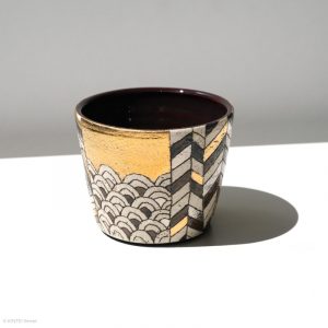 Ito Chiho Seto Keramik, Japan Kirameki Choko Becher mit Edelmetallapplikationen Choko Becher mit Gold, Wellen und Fischgrät Muster mit Hintergrund