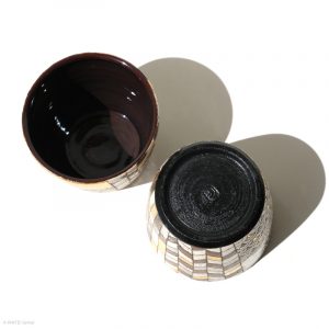 Ito Chiho Seto Keramik, Japan Kirameki Choko Becher mit Edelmetallapplikationen Zwei Choko Becher mit geometrischen Muster, eins umgedreht