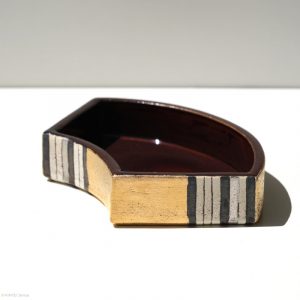 Ito Chiho Seto Keramik, Japan Kirameki Fächer Schalen mit Edelmetallapplikationen Linke Seite Schale mit geometrischen Muster und Hintergrund