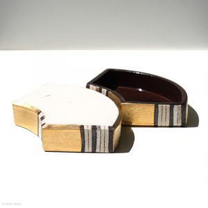 Ito Chiho Seto Keramik, Japan Kirameki Fächer Schalen mit Edelmetallapplikationen Zwei Schalen mit geometrischen Muster, eine umgedreht