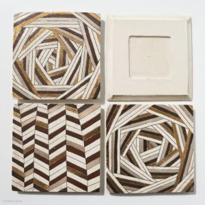 Ito Chiho Seto Keramik, Japan Kirameki Kachelteller mit Edelmetallapplikationen Sicht von oben, vier Kacheln mit Fischgrät Muster, eines umgedreht