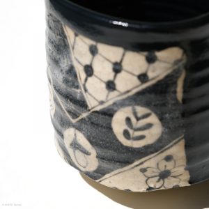 Ito Chiho Seto Keramik, Japan Kuro-Oribe Sake Kanne Detail Motiv mit Blumen und Kaki, geometrischen Formen