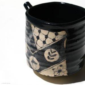 Ito Chiho Seto Keramik, Japan Kuro-Oribe Sake Kanne Profil links detail