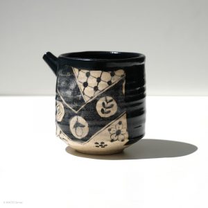 Ito Chiho Seto Keramik, Japan Kuro-Oribe Sake Kanne Profil links mit Blumen und Kaki, geometrischen Formen Motiven