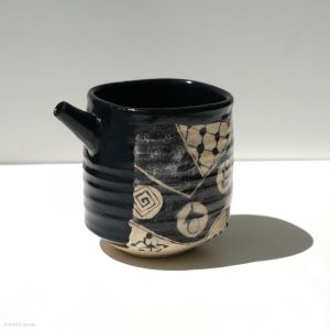 Ito Chiho Seto Keramik, Japan Kuro-Oribe Sake Kanne Profil mit Hintergrund