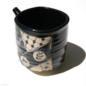 Ito Chiho Seto Keramik, Japan Kuro-Oribe Sake Kanne Profil Seite links
