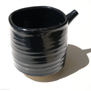 Ito Chiho Seto Keramik, Japan Kuro-Oribe Sake Kanne Profil von hinten