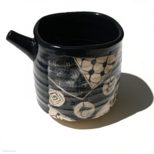 Ito Chiho Seto Keramik, Japan Kuro-Oribe Sake Kanne Profil mit Blumen und Kaki, geometrischen Formen Motiven