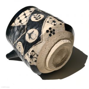 Ito Chiho Seto Keramik, Japan Kuro-Oribe Sake Kanne Profil liegend mit Blumen und Kaki, geometrischen Formen Motiven