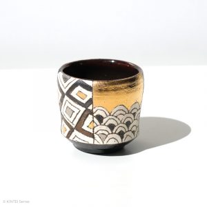 Ito Chiho Seto Keramik, Japan Kirameki Sake Becher mit Edelmetallapplikationen Profil Vierecken und Wellen Muster mit Hintergrund