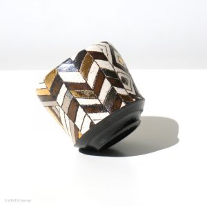 Ito Chiho Seto Keramik, Japan Kirameki Sake Becher mit Edelmetallapplikationen Profil Fischgrät Muster gekippt mit Hintergrund