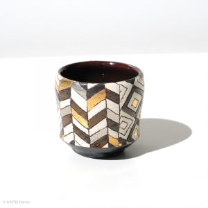 Ito Chiho Seto Keramik, Japan Kirameki Sake Becher mit Edelmetallapplikationen Profil Fischgrät Muster mit Hintergrund