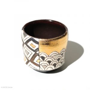 Ito Chiho Seto Keramik, Japan Kirameki Sake Becher mit Edelmetallapplikationen Profil Wellen und viereck Muster