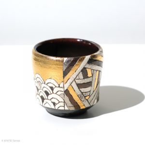 Ito Chiho Seto Keramik, Japan Kirameki Sake Becher mit Edelmetallapplikationen Profil Wellen und geometrische Muster mit Hintergrund