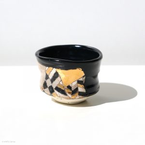 Ito Chiho Seto Keramik, Japan Kirameki Sake Schale mit Edelmetallapplikationen Profil links mit Hintergrund