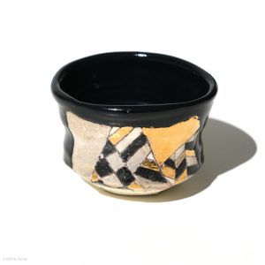 Ito Chiho Seto Keramik, Japan Kirameki Sake Schale mit Edelmetallapplikationen Profil vorne