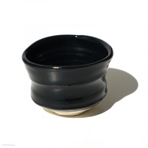 Ito Chiho Seto Keramik, Japan Kirameki Sake Schale mit Edelmetallapplikationen Profil hinten