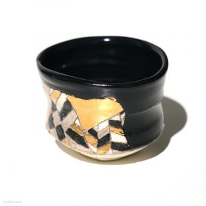 Ito Chiho Seto Keramik, Japan Kirameki Sake Schale mit Edelmetallapplikationen Profil links