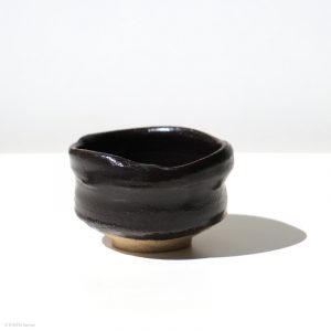 Ito Chiho Seto Keramik, Japan Kuro-Oribe Sake Schale mit geometrischen Design Profil hinten