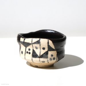 Ito Chiho Seto Keramik, Japan Kuro-Oribe Sake Schale mit geometrischen Design Profil vorne mit Hintergrund