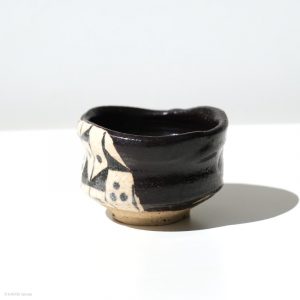 Ito Chiho Seto Keramik, Japan Kuro-Oribe Sake Schale mit geometrischen Design Profil links mit Hintergrund