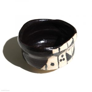 Ito Chiho Seto Keramik, Japan Kuro-Oribe Sake Schale mit geometrischen Design Profil rechts