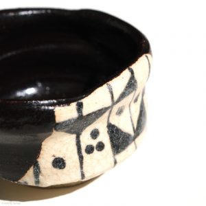 Ito Chiho Seto Keramik, Japan Kuro-Oribe Sake Schale mit geometrischen Design Profil Detail rechts