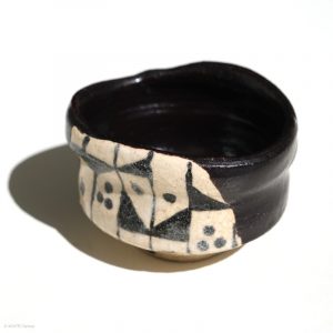 Ito Chiho Seto Keramik, Japan Kuro-Oribe Sake Schale mit geometrischen Design Profil links