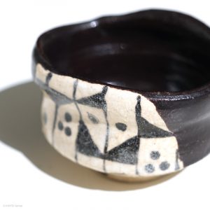Ito Chiho Seto Keramik, Japan Kuro-Oribe Sake Schale mit geometrischen Design Profil Detail links