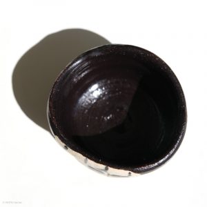 Ito Chiho Seto Keramik, Japan Kuro-Oribe Sake Schale mit geometrischen Design Bild von oben