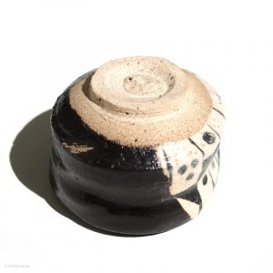 Ito Chiho Seto Keramik, Japan Kuro-Oribe Sake Schale mit geometrischen Design Boden