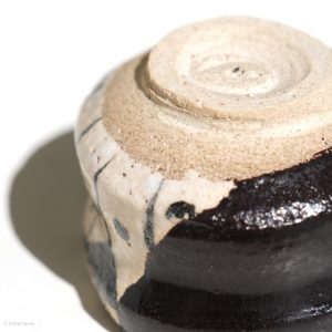 Ito Chiho Seto Keramik, Japan Kuro-Oribe Sake Schale mit geometrischen Design Detail Boden