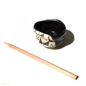 Ito Chiho Seto Keramik, Japan Kuro-Oribe Sake Schale mit geometrischen Design Stift Maßstab