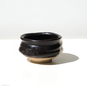Ito Chiho Seto Keramik, Japan Kuro-Oribe Sake Schale mit Kaki Design Profil von hinten
