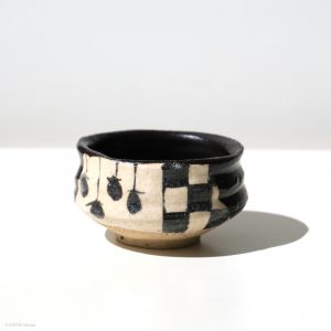 Ito Chiho Seto Keramik, Japan Kuro-Oribe Sake Schale mit Kaki Design Profil vorne mit Hintergrund
