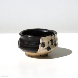 Ito Chiho Seto Keramik, Japan Kuro-Oribe Sake Schale mit Kaki Design Profil Seite mit Hintergrund