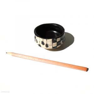 Ito Chiho Seto Keramik, Japan Kuro-Oribe Sake Schale mit Kaki Design Stift Maßstab