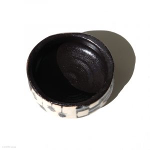 Ito Chiho Seto Keramik, Japan Kuro-Oribe Sake Schale mit Kaki Design Oben links