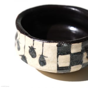Ito Chiho Seto Keramik, Japan Kuro-Oribe Sake Schale mit Kaki Design DEtail Profil links