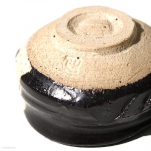 Ito Chiho Seto Keramik, Japan Kuro-Oribe Sake Schale mit Kaki Design Detail Boden