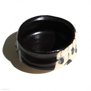 Ito Chiho Seto Keramik, Japan Kuro-Oribe Sake Schale mit Kaki Design Schale Profil rechts