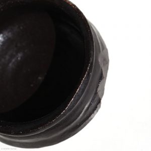 Ito Chiho Seto Keramik, Japan Kuro-Oribe Sake Schale mit Kaki Design Detail von Oben