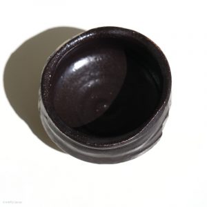 Ito Chiho Seto Keramik, Japan Kuro-Oribe Sake Schale mit Kaki Design Sicht von Oben