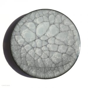 KSC141015 KŌBŌ DAIDAI Seladon Hoher Teller Suzuki Takashi, Nebukawa KINTEI Sense, Keramik, Japan Teller mit dunkler Farbnuance von oben