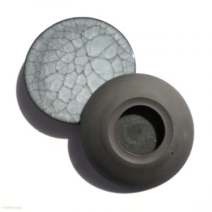 KSC141015 KŌBŌ DAIDAI Seladon Hoher Teller Suzuki Takashi, Nebukawa KINTEI Sense, Keramik, Japan 2 Teller übereinander, eins umgedreht